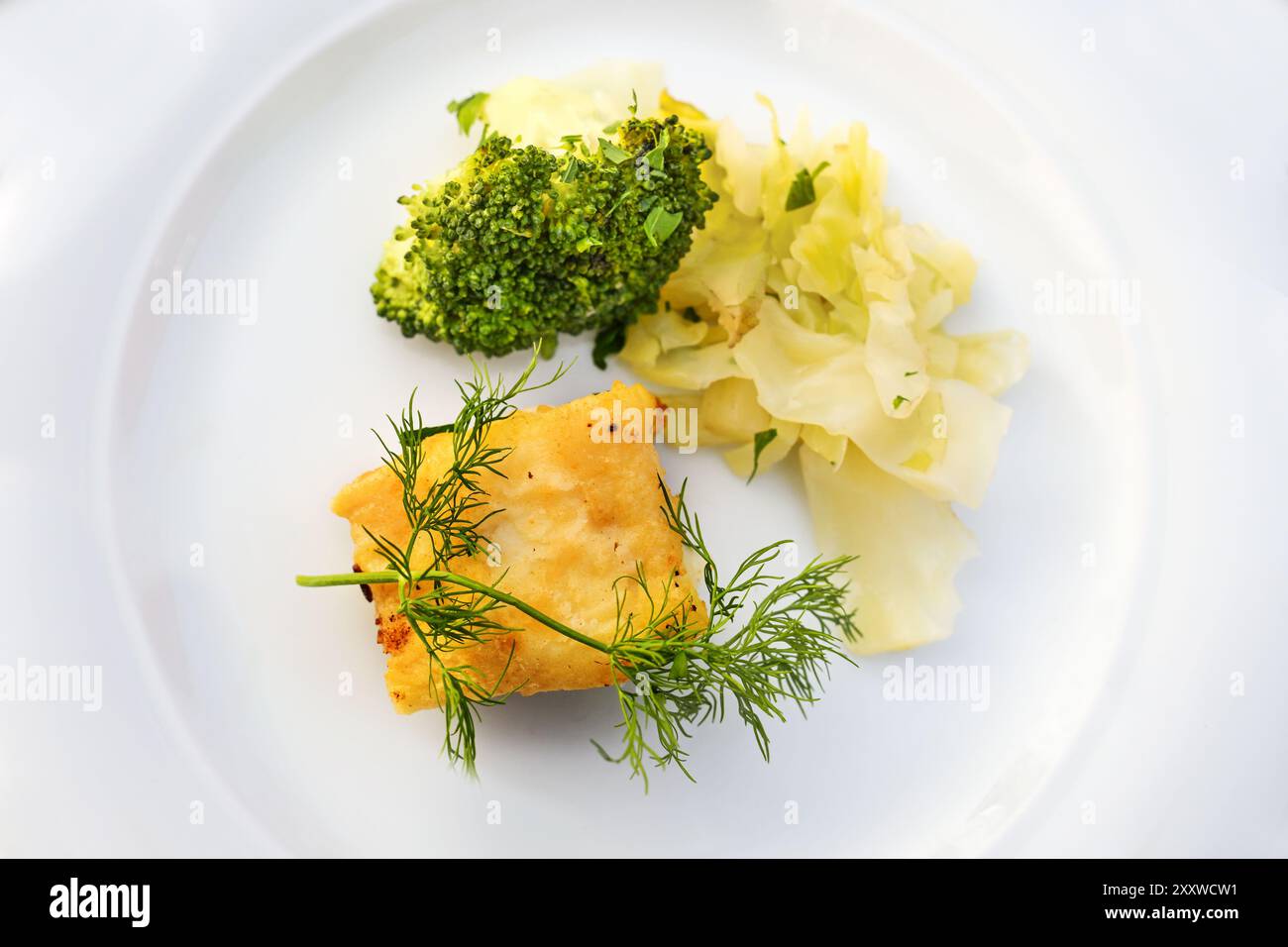 Filetto di pesce fritto con cavolo, broccoli e contorno di aneto servito su un piatto bianco, piatto di proteine salutari in un menu della cena, vista dall'alto, copia Foto Stock Filetto di pesce fritto con cavolo, broccoli e contorno di aneto servito su un piatto bianco, piatto di proteine salutari in un menu della cena, vista dall'alto, copia Foto Stock