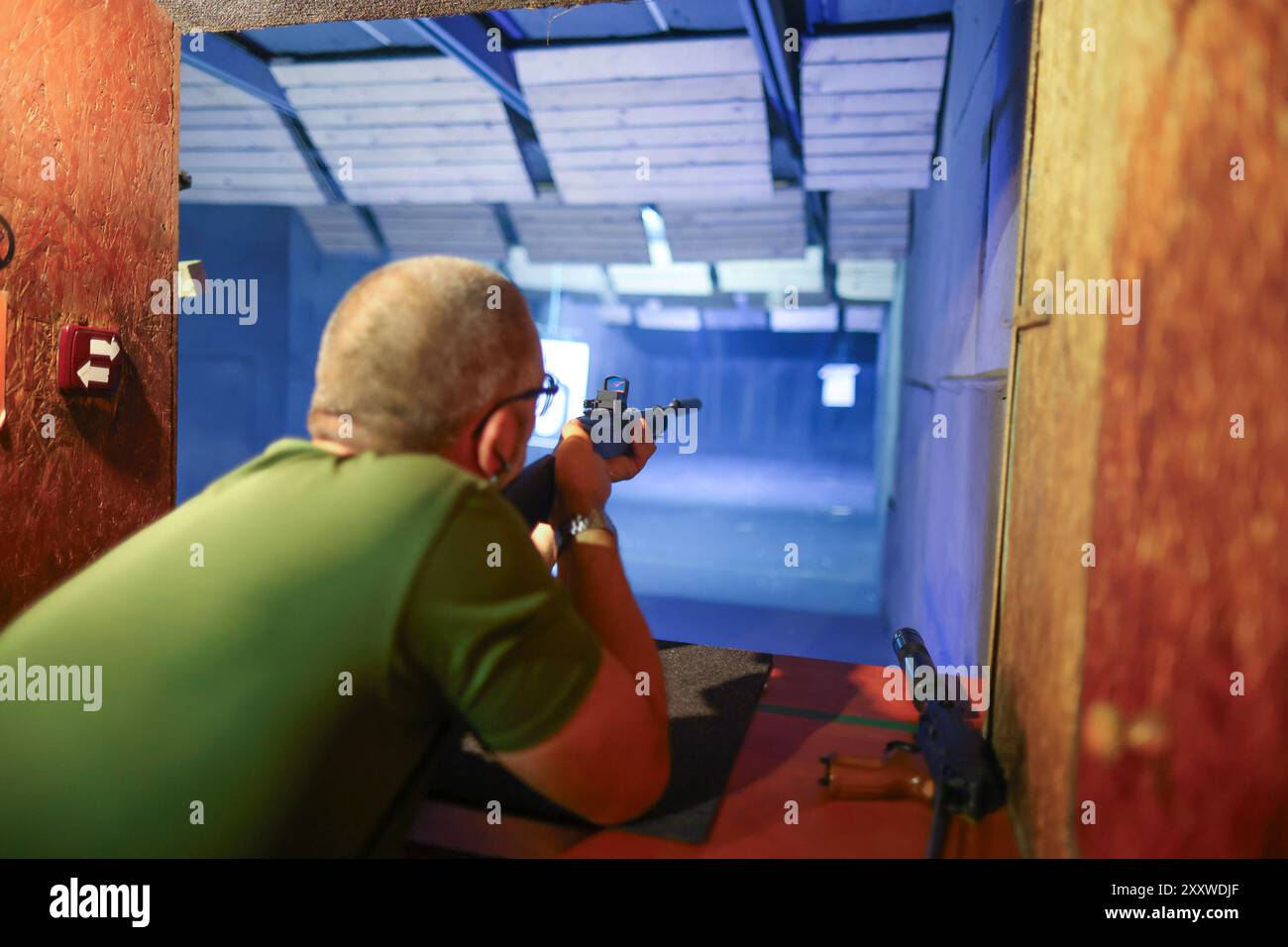 Uomo con pistola nel campo di tiro Foto Stock