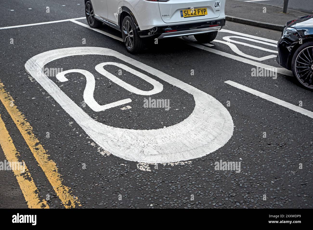 Segnaletica stradale a 20 km/h su una strada di Edimburgo, Scozia, Regno Unito. Foto Stock