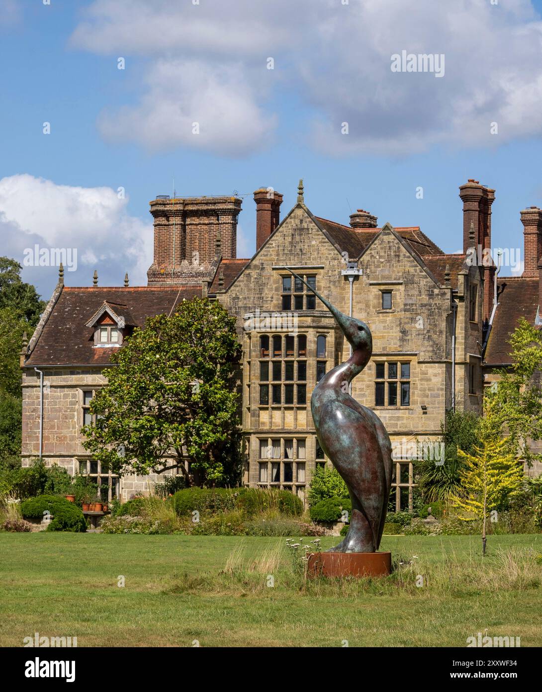 La scultura in bronzo in primo piano della residenza di Borde Hill è chiamata "Luna" ed è opera dell'artista Simon Gudgeon. Foto Stock