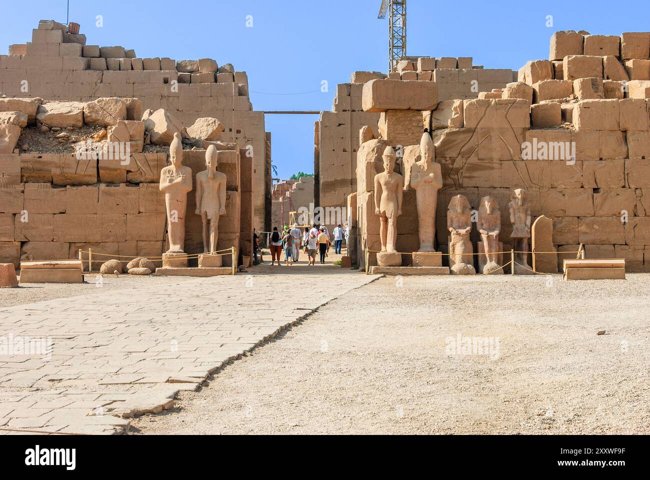 Statue di Thutmosi III a VII Pilone - Tempio di Karnak complesso - Luxor, l'Alto Egitto Foto Stock