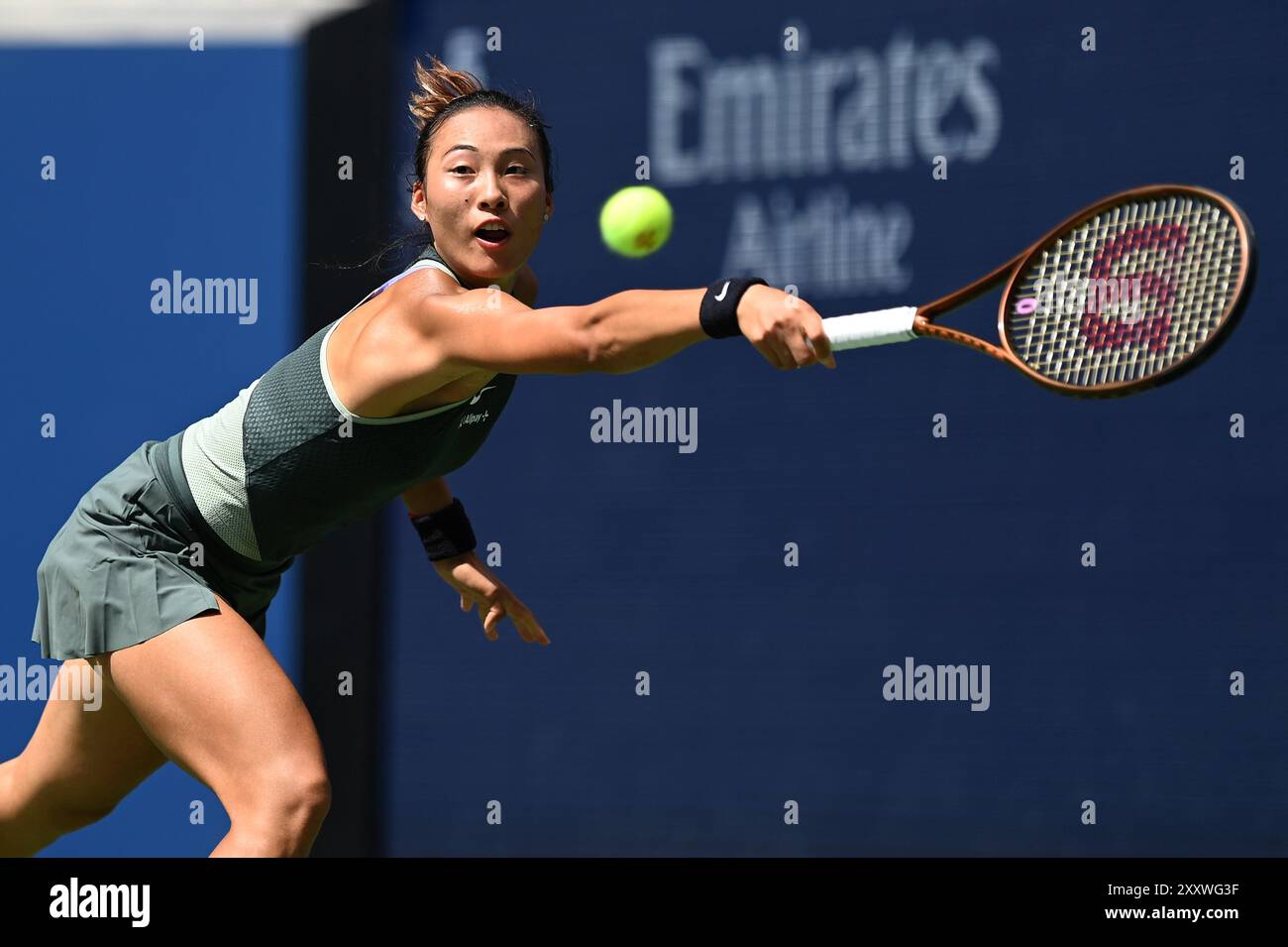 New York, Stati Uniti. 26 agosto 2024. La medaglia d'oro olimpica Qinwen Zheng della Cina 2024 gioca contro Amanda Anisimova degli Stati Uniti durante il primo turno del torneo di tennis U.S. Open all'USTA Billie Jean King National Tennis Center, New York, NY, 26 agosto 2024. (Foto di Anthony Behar/Sipa USA) credito: SIPA USA/Alamy Live News Foto Stock