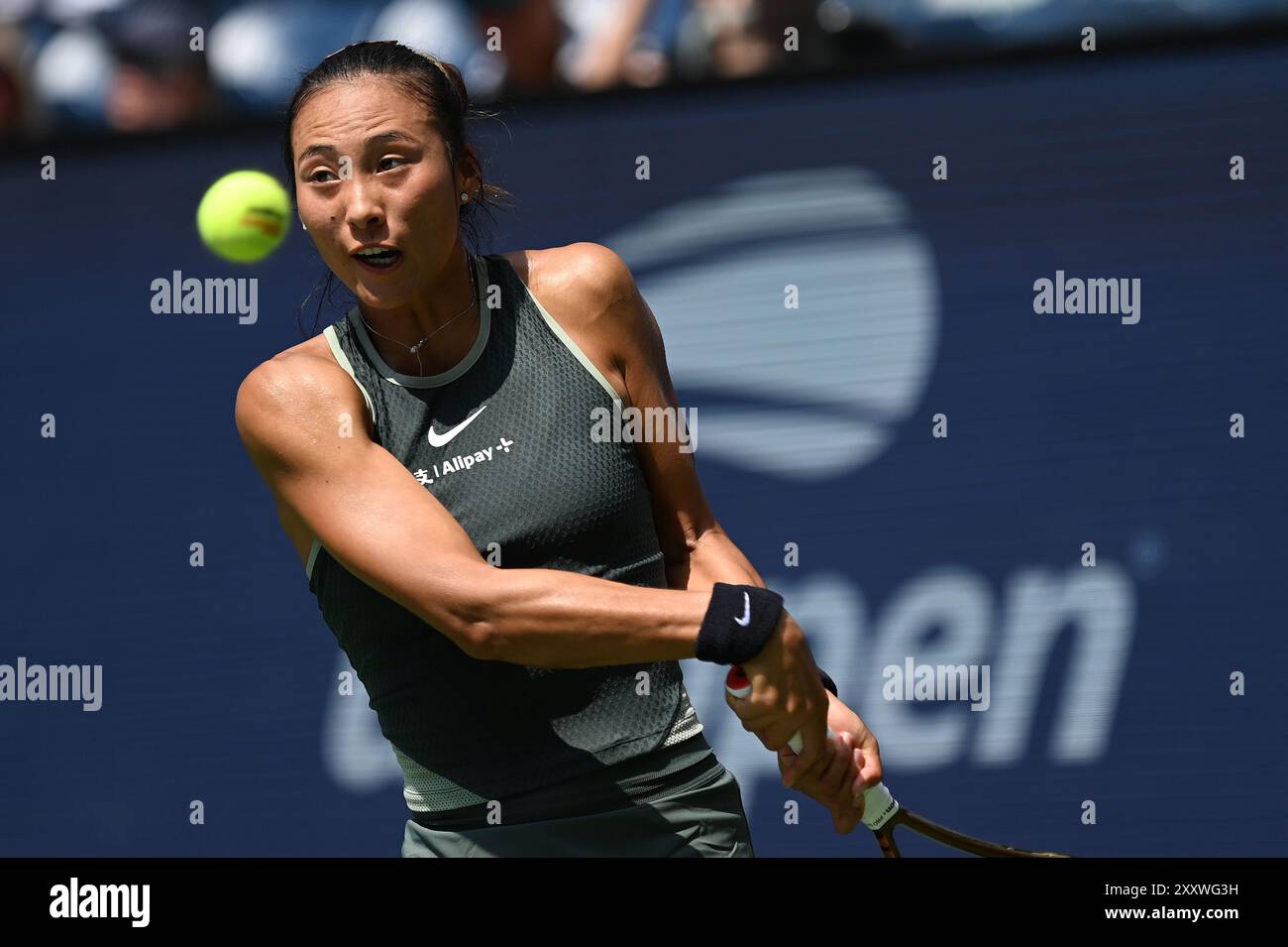 New York, Stati Uniti. 26 agosto 2024. La medaglia d'oro olimpica Qinwen Zheng della Cina 2024 gioca contro Amanda Anisimova degli Stati Uniti durante il primo turno del torneo di tennis U.S. Open all'USTA Billie Jean King National Tennis Center, New York, NY, 26 agosto 2024. (Foto di Anthony Behar/Sipa USA) credito: SIPA USA/Alamy Live News Foto Stock