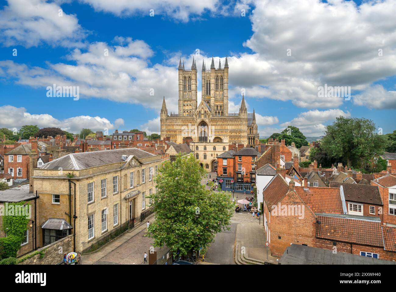 Lincoln Cathedral from the Castle Walls, Lincoln, Lincolnshire, East Midlands, Inghilterra, REGNO UNITO Foto Stock