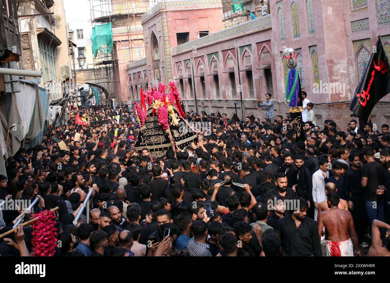 Lutto sciita dell'Imam Hussain (A.. S) partecipano alla processione in lutto in occasione del 40° giorno di Chehlum-e-Hazrat Imam Hussain (A.. S), nipote del profeta Mohammad (PBUH), a Lahore lunedì 26 agosto 2024. Foto Stock