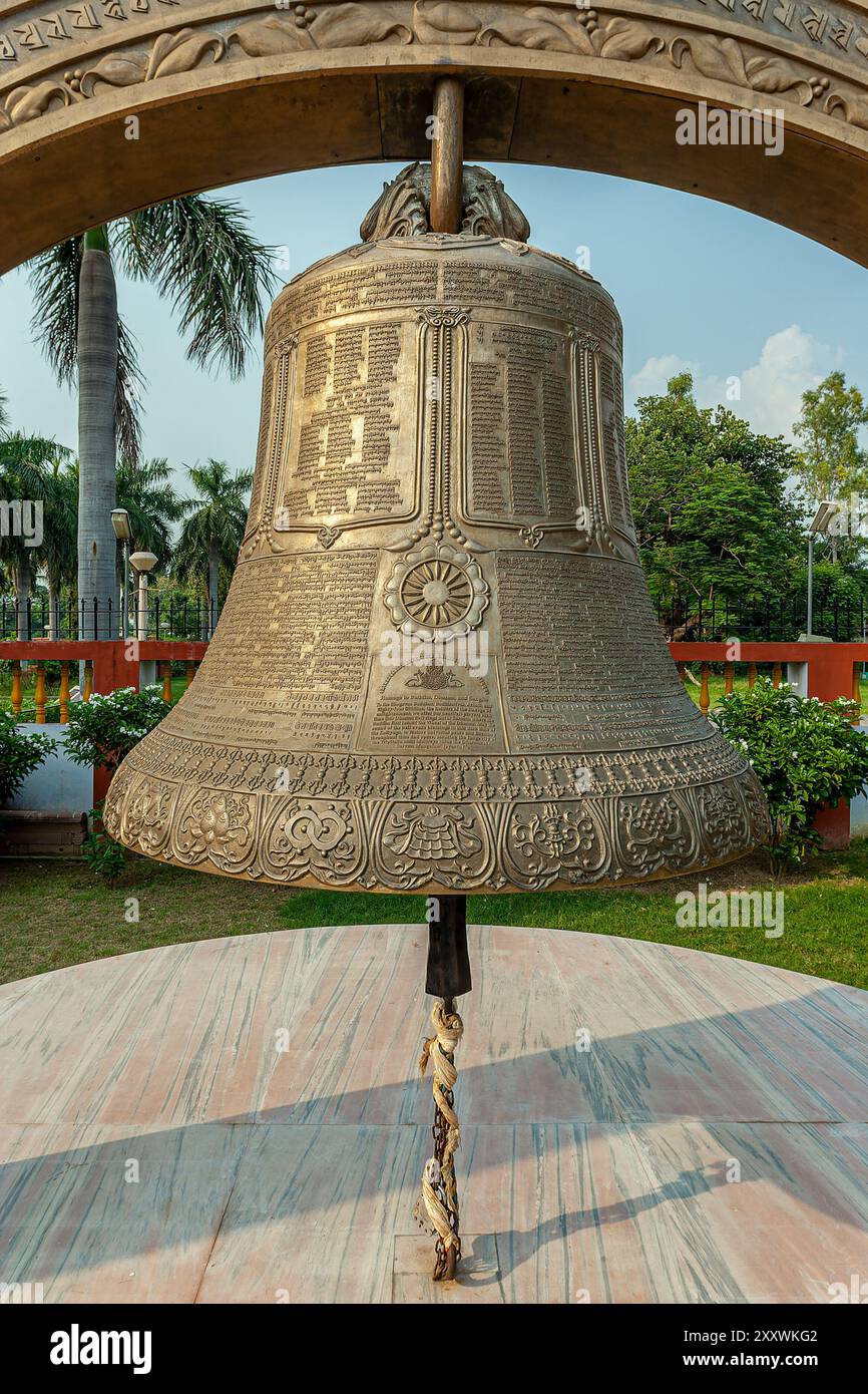 10 02 2005 Vintage Old Giant Bronze Bell presso il tempio buddista Mulagandha Kuti Vihara a Sarnath, vicino a Varanasi, Uttar Pradesh, India, Asia, Foto Stock