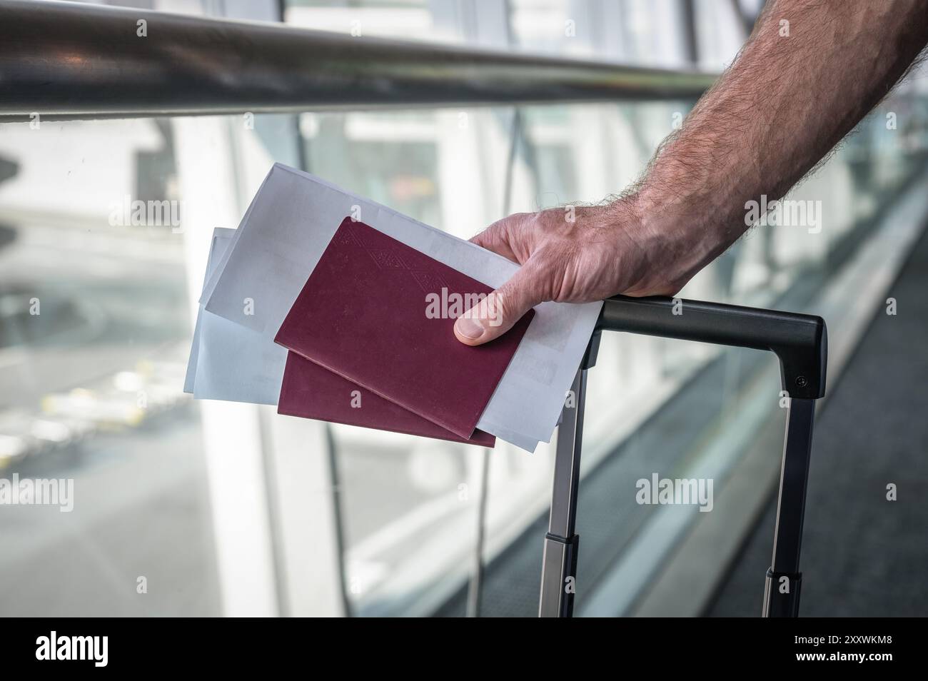 Passaporti di viaggio e biglietti d'imbarco disponibili presso il terminal dell'aeroporto. Foto Stock