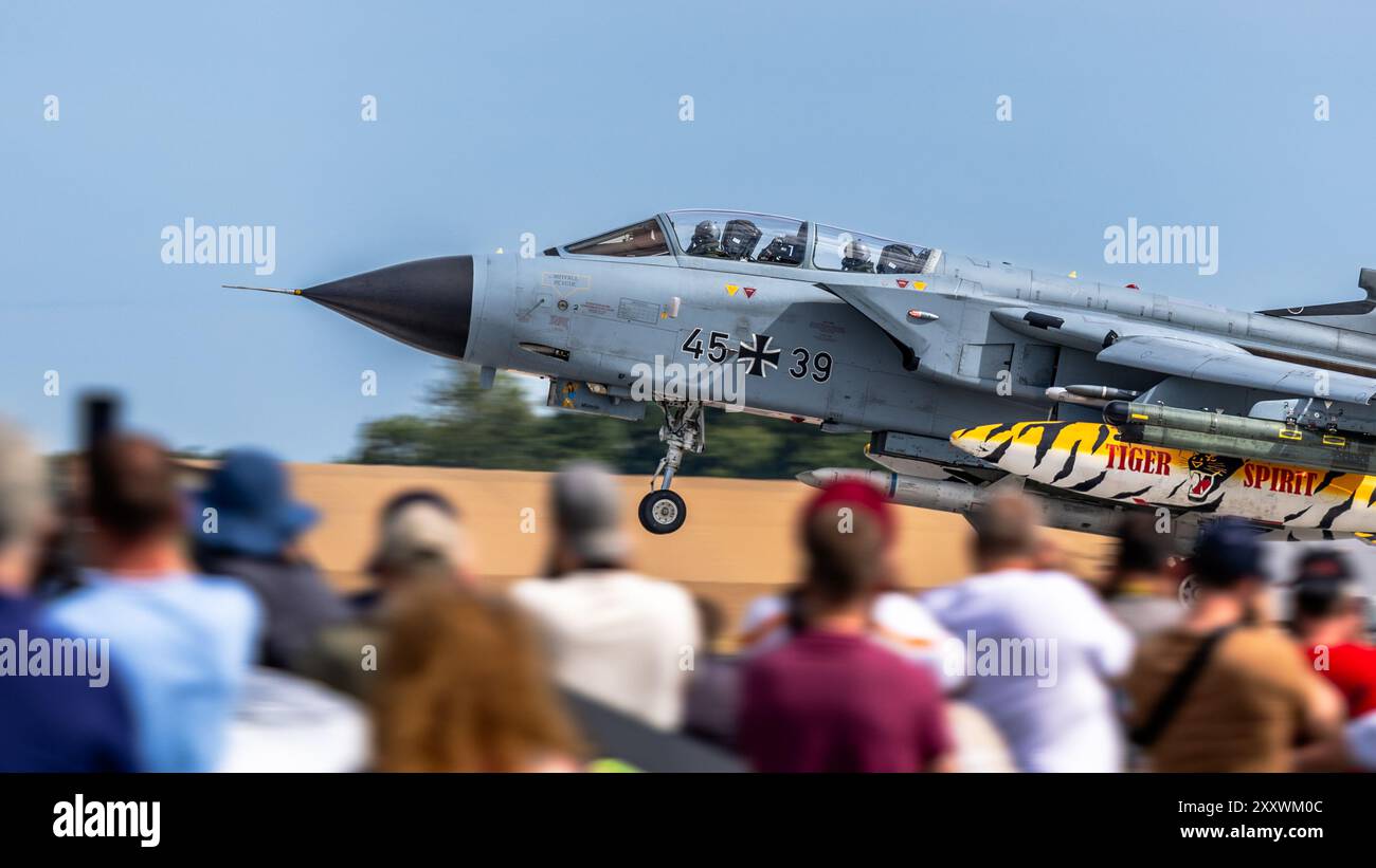 German Air Force - Panavia Tornado IDS, arrivando alla RAF Fairford per prendere parte all'esposizione statica al Royal International Air Tattoo del 2024. Foto Stock