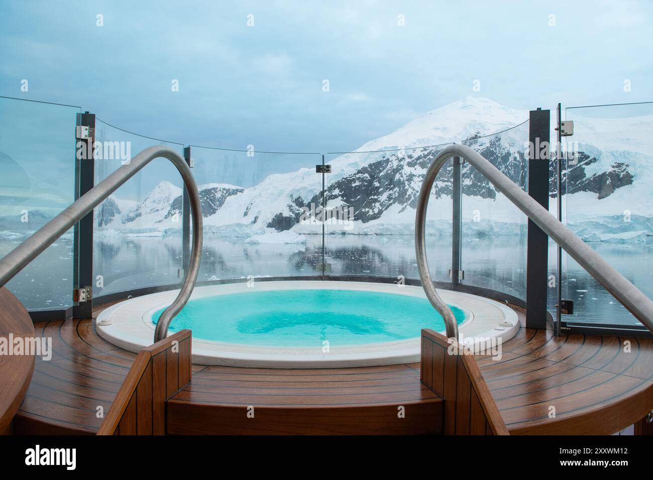 Vasca idromassaggio all'aperto nel paesaggio invernale. Foto Stock