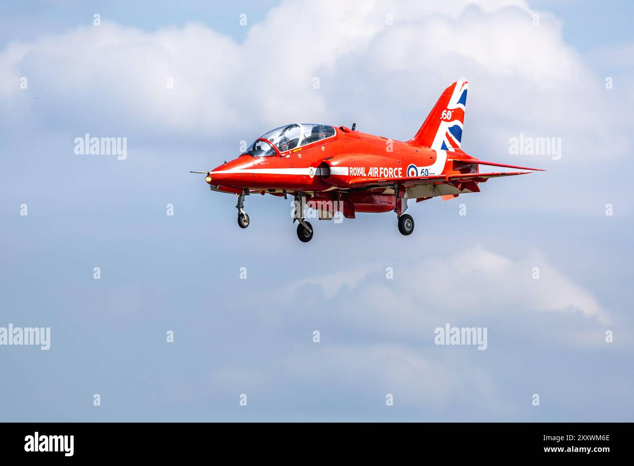 Royal Air Force - Red Arrows BAE Systems Hawk T.1A, arrivando alla RAF Fairford per esibirsi al Royal International Air Tattoo 2024. Foto Stock