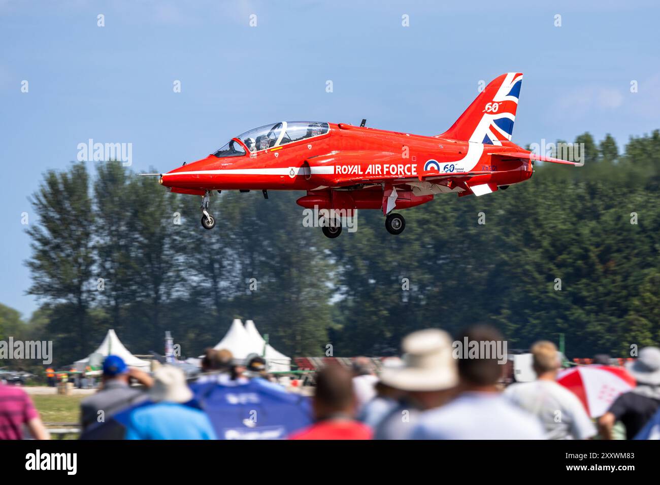 Royal Air Force - Red Arrow BAE Systems Hawk T.1A, arrivando alla RAF Fairford per esibirsi al Royal International Air Tattoo 2024. Foto Stock