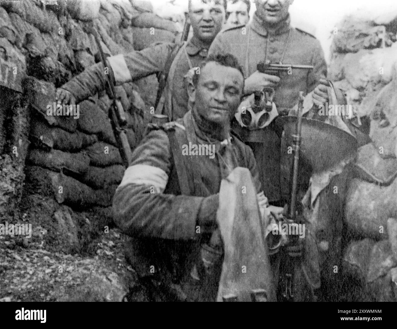 Incursori tedeschi della prima guerra mondiale con bracciali bianchi per essere riconosciuti durante il combattimento corpo a corpo nella guerra di trincea, armati di pistole durante la prima guerra mondiale, le Fiandre Foto Stock