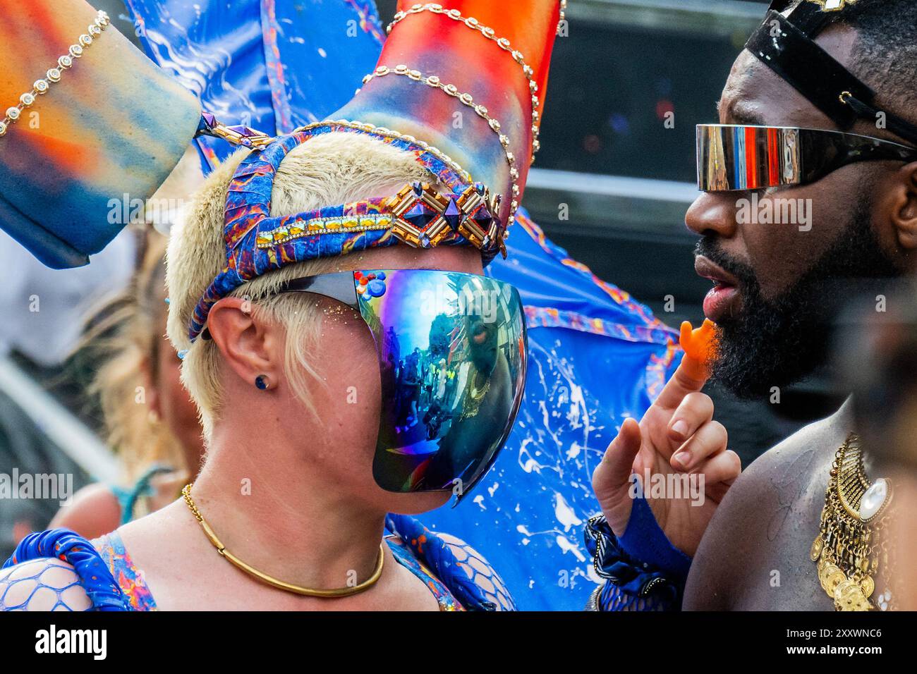 Londra, Regno Unito. 26 agosto 2024. La folla nel tardo pomeriggio si gode di sistemi audio statici e mobili - il lunedì del Carnevale di Notting Hill. L'evento annuale sulle strade del Royal Borough di Kensington e Chelsea, durante il fine settimana delle festività di agosto. È guidata da membri della comunità britannica delle Indie occidentali e attrae circa un milione di persone ogni anno, rendendolo uno dei più grandi festival di strada del mondo. Crediti: Guy Bell/Alamy Live News Foto Stock