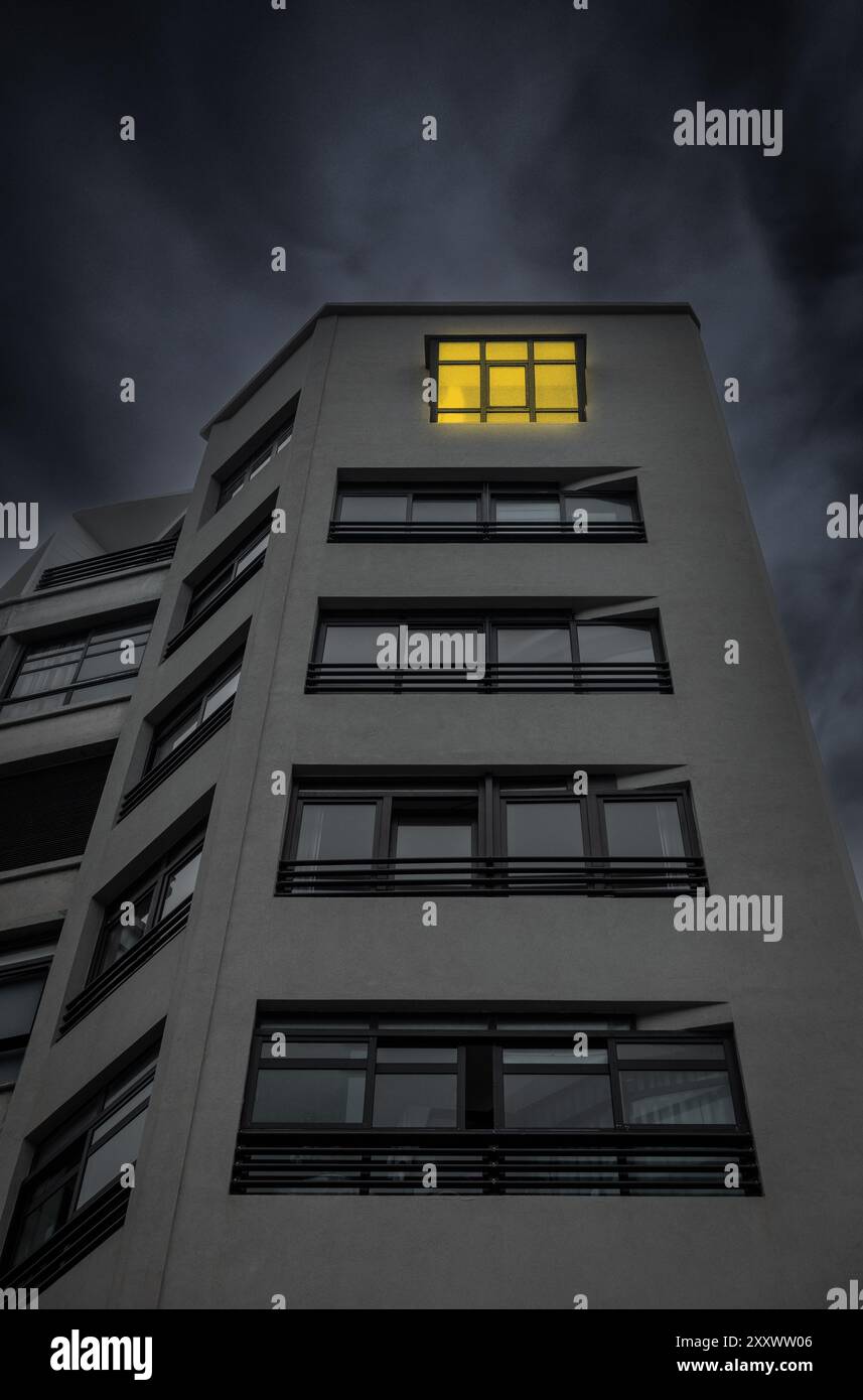 Luce accesa nella finestra dell'appartamento in un edificio alto. Foto Stock