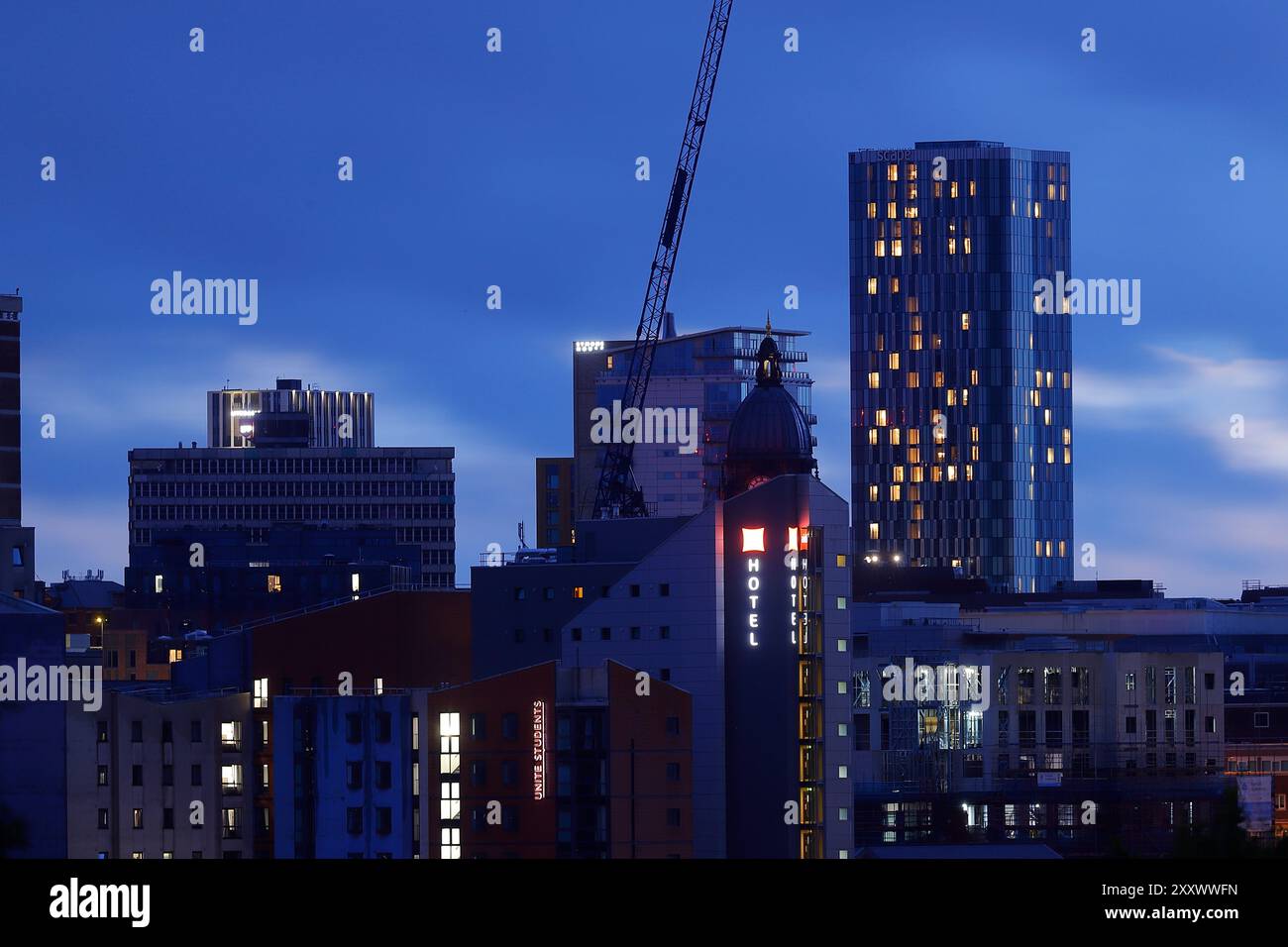 Una vista del centro di Leeds al crepuscolo. Foto Stock