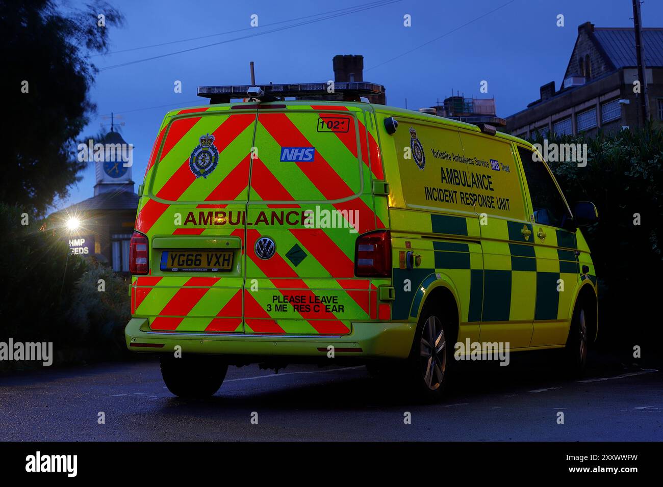 Un'ambulanza d'emergenza vista parcheggiata fuori dalla prigione di Armley a Leeds, West Yorkshire, Regno Unito Foto Stock