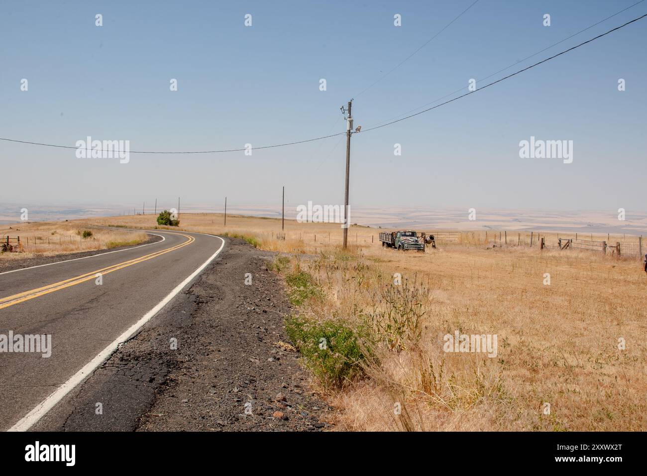 Un iconico camion si erge abbandonato sullo sfondo pittoresco di Pendleton, Oregon, con le sue colline ondulate che creano un contrasto mozzafiato e scenografico Foto Stock