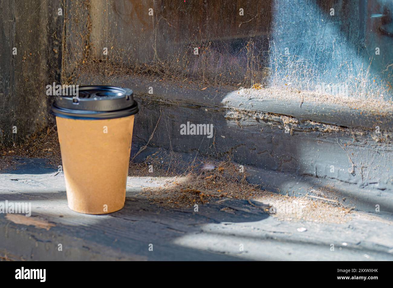 Il vecchio e il nuovo - tazza di caffè fresco lasciata sul nastro e sporcizia sporgente Foto Stock