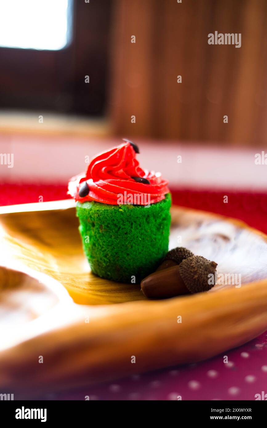 Una deliziosa fetta di Yalda, dove la torta verde incontra la panna rossa, catturando l'essenza di un anguria in un dolce festoso per la notte più lunga. Foto Stock