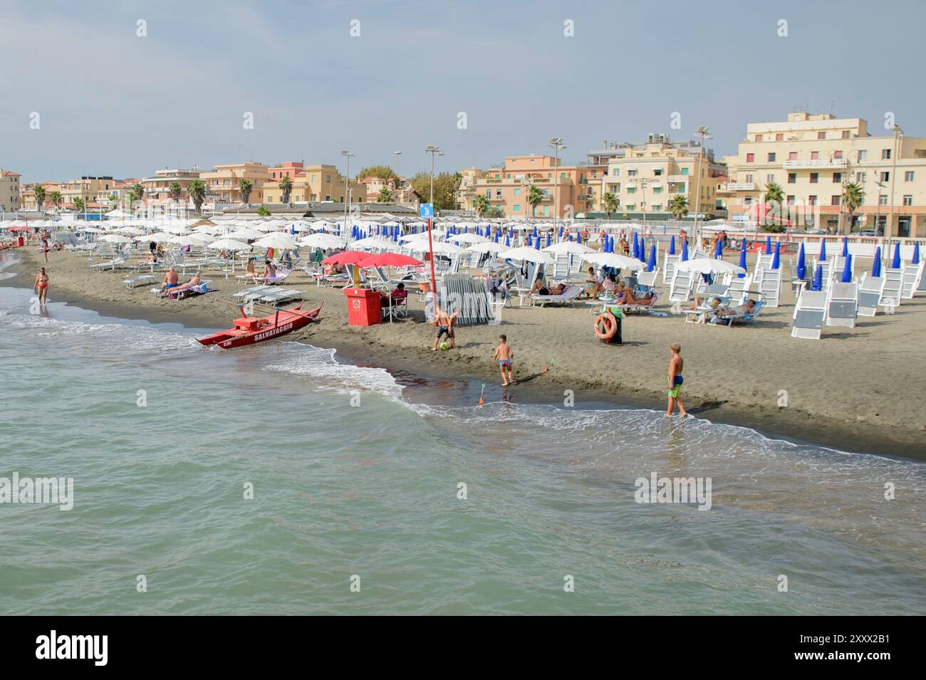 Roma, Italia. 26 agosto 2024. Ombrelloni chiusi e lettini inutilizzati, mentre alcuni bambini giocano sulla costa delle spiagge di Ostia pochi giorni dopo la vacanza di metà agosto a Roma. Massimo Muzzarelli, presidente di Federbalneari e proprietario di Sporting Beach, chiuso dal comune per tasse non pagate, effettua una prima valutazione della stagione balneare che non si è ancora conclusa e segnala un calo di almeno il 40% delle presenze alle spiagge del mare di '' ‹'''‹Roma. Secondo il presidente del Partito Democratico del 10° Municipio, Mario Falconi, il declino non è così drastico e sottolinea che deve essere Foto Stock