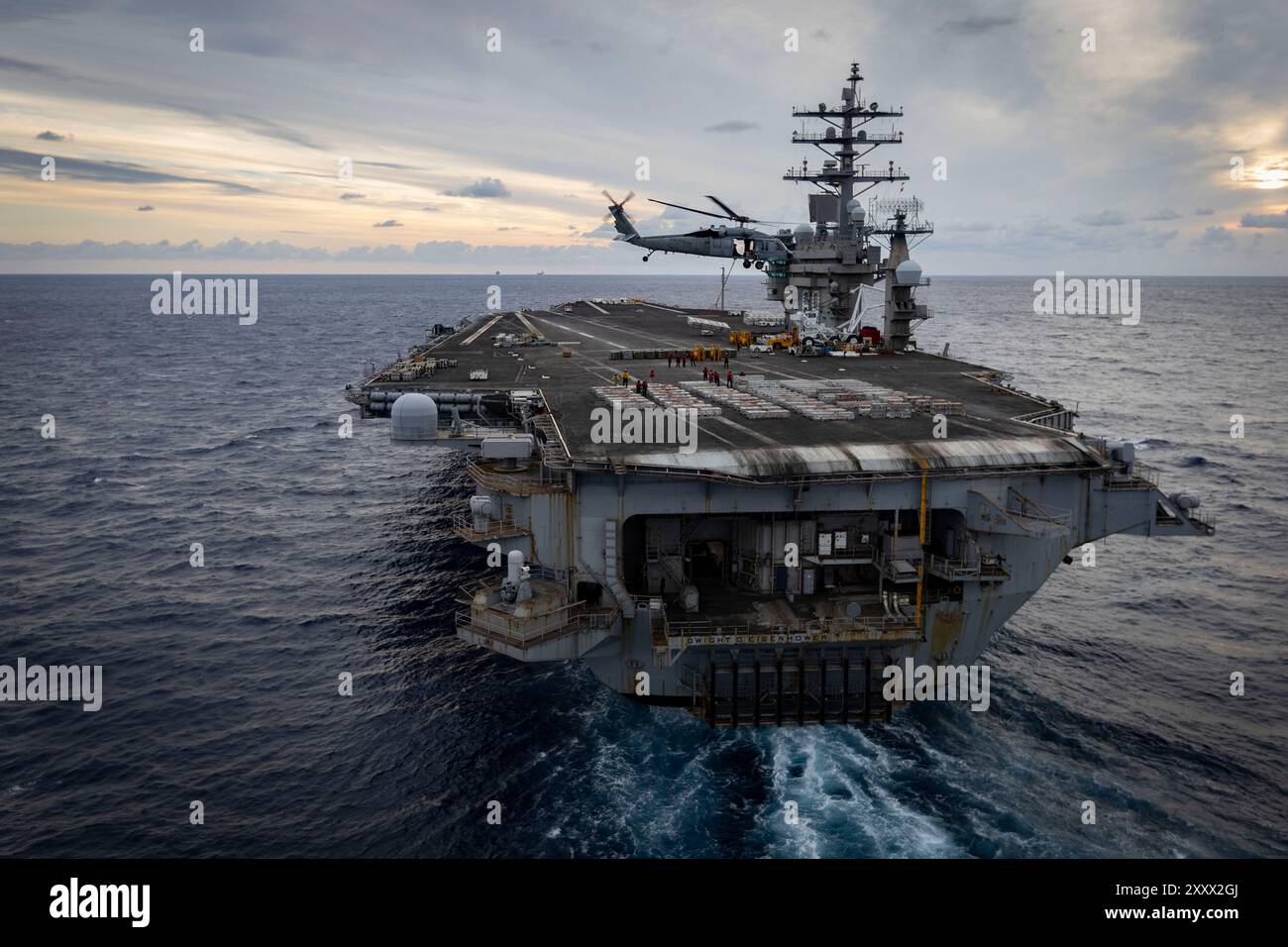 OCEANO ATLANTICO. (24 agosto 2024) Un MH-60S Seahawk attaccato ai "Tridenti" dell'Helicopter Sea Combat Squadron (HSC) 9, conduce un reintegro verticale Foto Stock