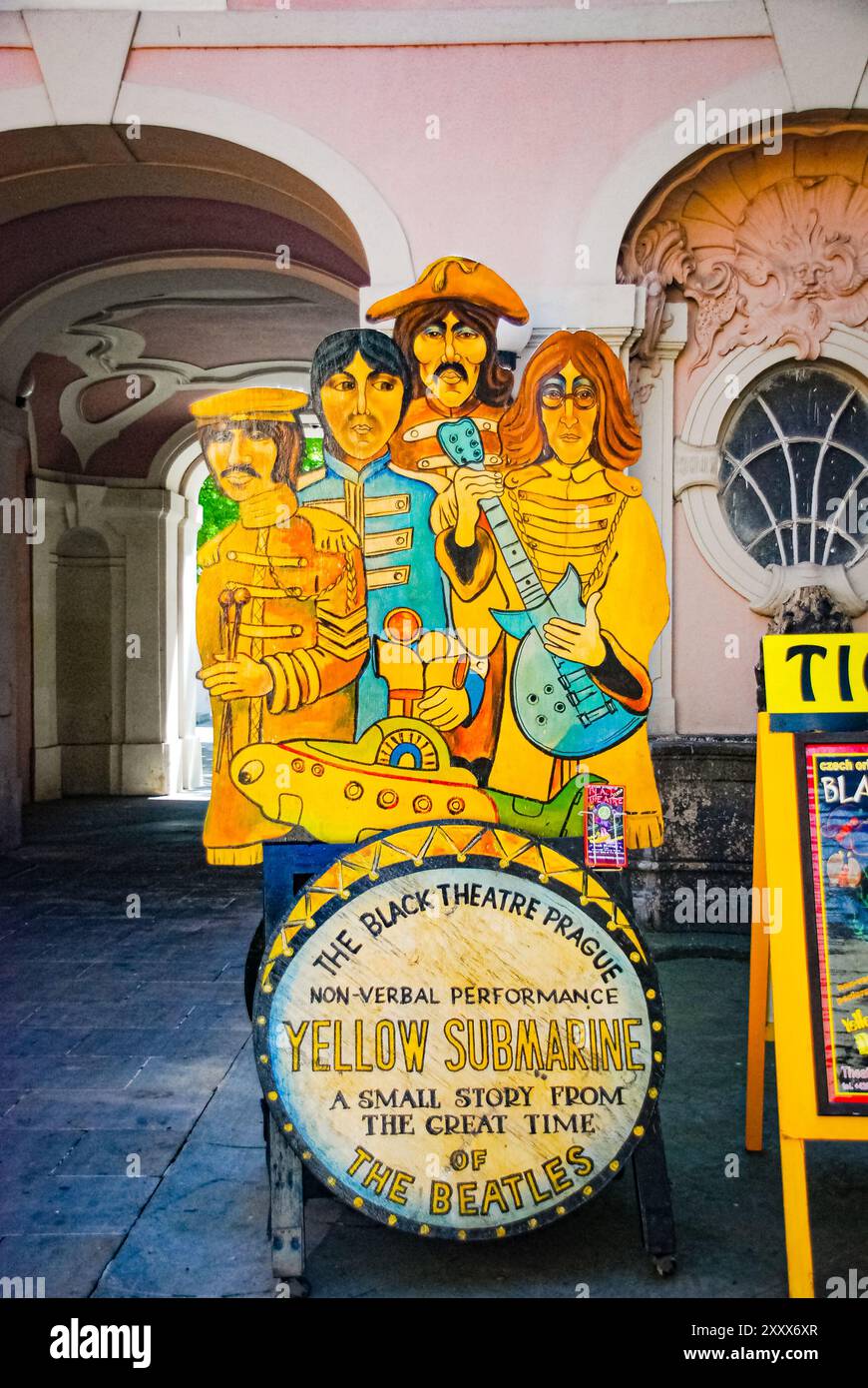 Un cartello a Praga che mostra gli spot dei Beatles per un concerto con la canzone dei Yellow Submarine. Foto Stock