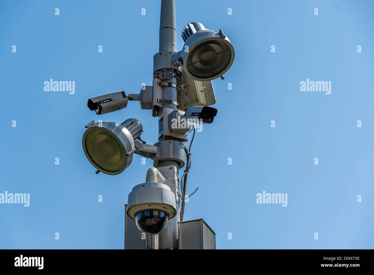 Sistema di protezione con più videocamere all'ingresso di un sito protetto. Concetti di identificazione e sorveglianza digitale e algoritmica Foto Stock