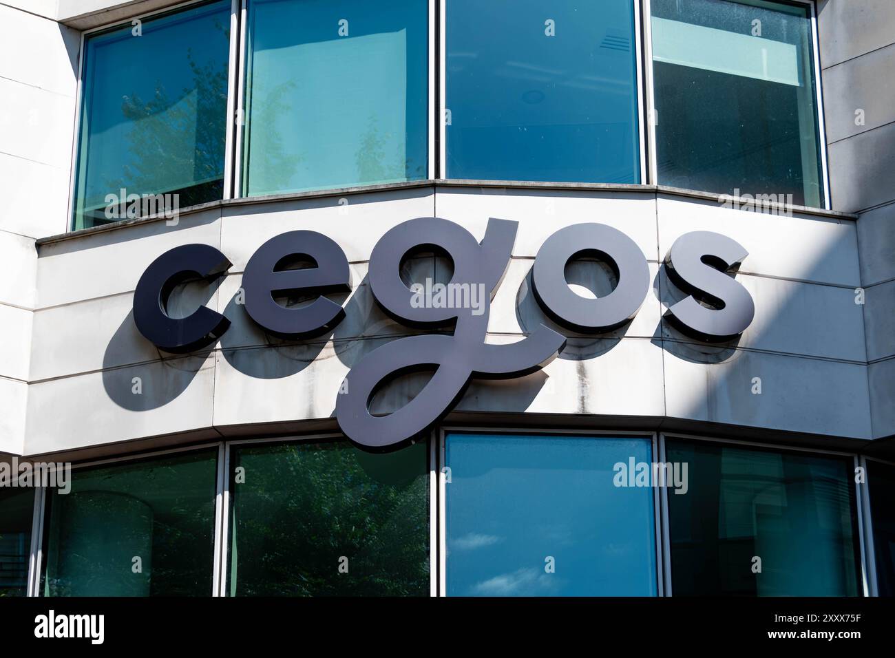Firma e logo sulla sede centrale di Cegos. Il gruppo Cegos è una società francese specializzata in formazione professionale e continua Foto Stock