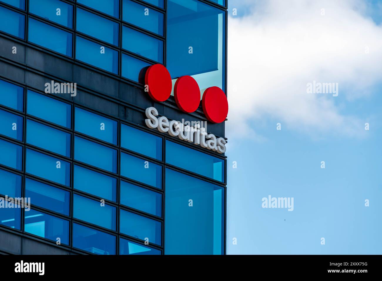 Firma e logo su un edificio che ospita un'agenzia Securitas. Securitas AB è una multinazionale svedese specializzata in sicurezza privata Foto Stock