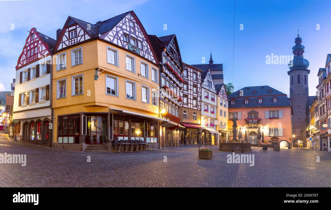 Municipio di Cochem, Chiesa di San Martino e Piazza del mercato di notte, Germania Foto Stock