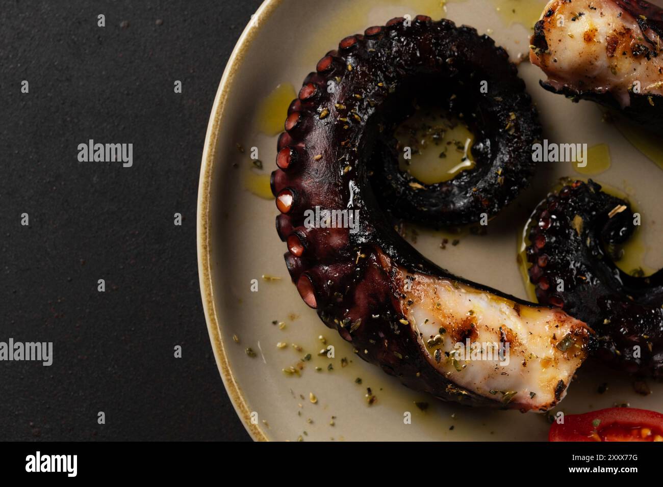 Polpo grigliato di gustosa prelibatezza marina. Sfondo di pesce. Foto Stock