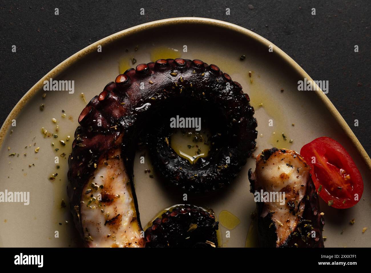 Polpo grigliato di gustosa prelibatezza marina. Sfondo di pesce. Foto Stock