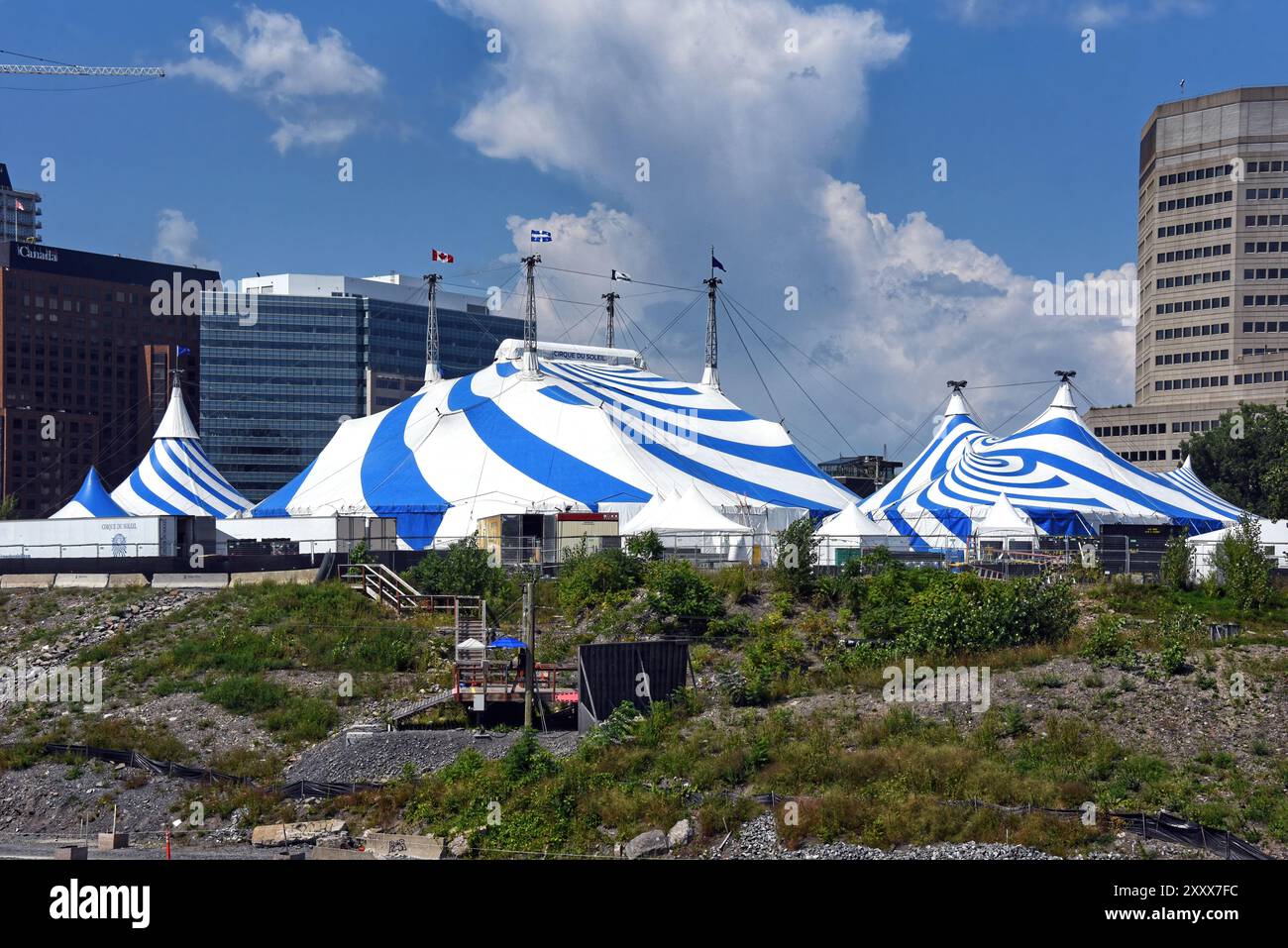 Gatineau, Canada - 25 agosto 2024: Le enormi tende da circo del Cirque du Soleil per la sua esibizione ECHO al Place des Festivals, ZIBI, Q Foto Stock