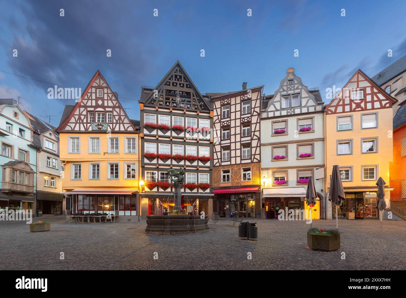 Panorama della piazza del mercato a Cochem all'alba, splendida città sul romantico fiume Mosella, Germania Foto Stock
