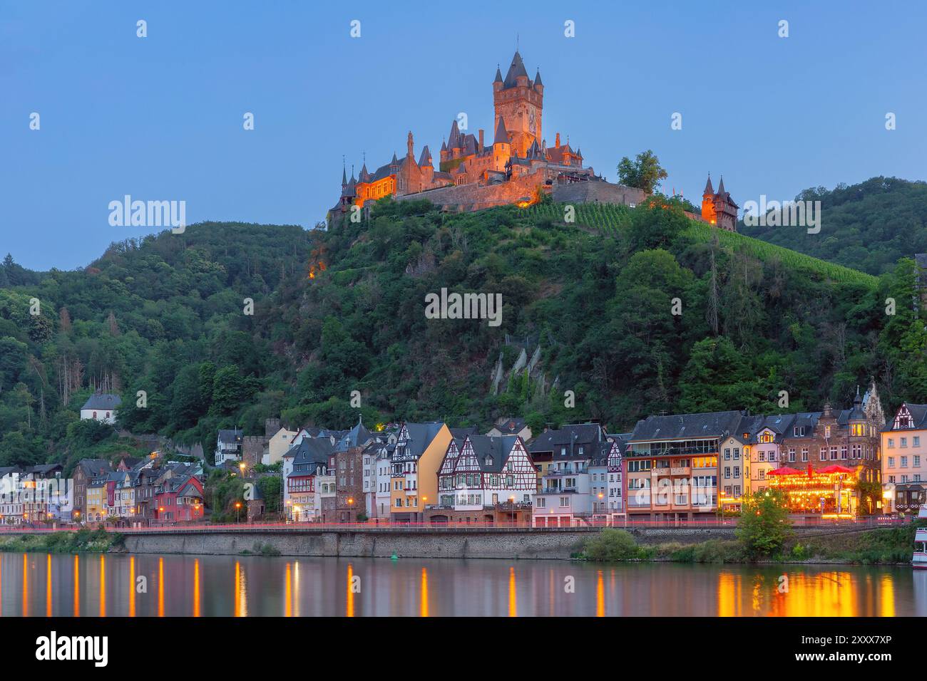 Cochem di notte, splendida città sul romantico fiume Mosella, castello di Reichsburg sulla collina, Germania Foto Stock