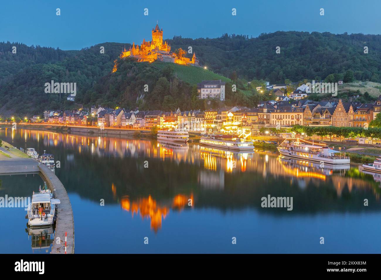 Cochem di notte, splendida città sul romantico fiume Mosella, castello di Reichsburg sulla collina, Germania Foto Stock