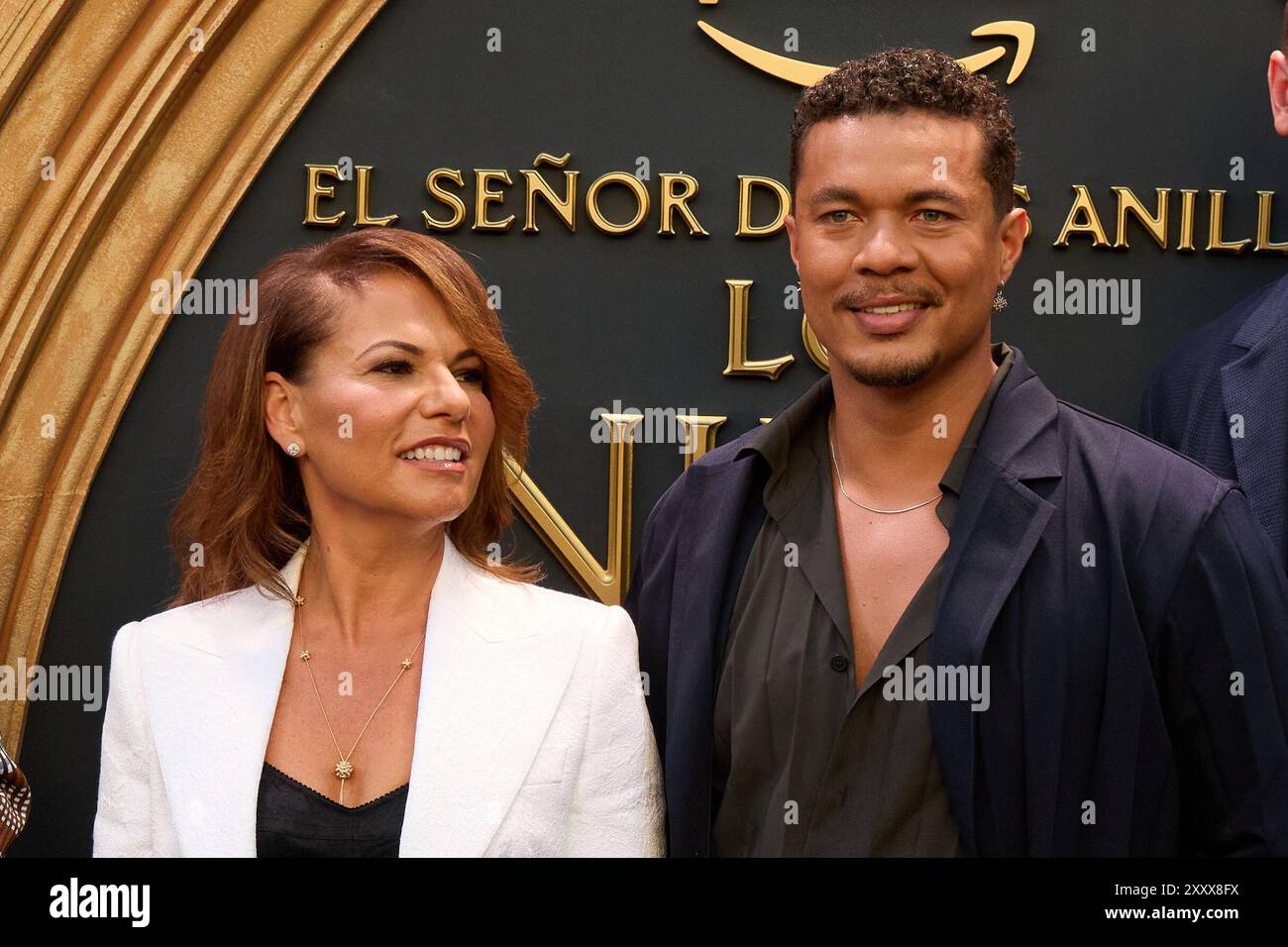 Madrid, Spagna. 26 agosto 2024. Sanaa Hamri (L) e Ismael Cruz Cordova (R) partecipano a una chiamata fotografica per ''Los Anillos de Poder'' a Madrid, Spagna, il 26 agosto 2024. (Foto di Hazhard Espinoza Vallejos/NurPhoto) credito: NurPhoto SRL/Alamy Live News Foto Stock