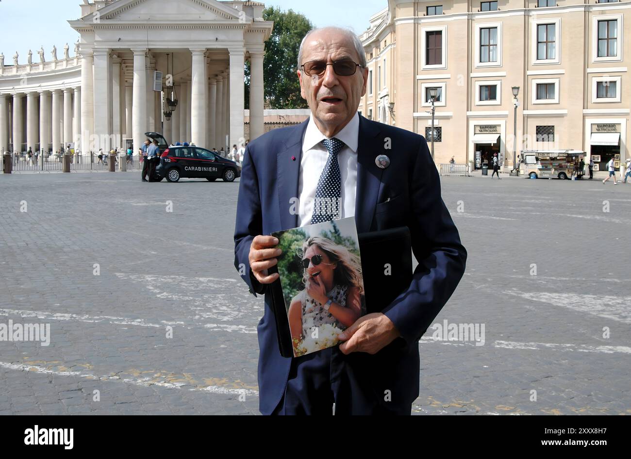 Le famiglie delle vittime di Beirut Port Blast si trovano in Piazza San Pietro dopo l'incontro con il Santo padre, Roma, Italia, agosto 26 2024. La mattina una delegazione delle famiglie delle vittime ha incontrato Papa Francesco e il Cardinale Parolin; hanno partecipato alla messa anche per i loro cari. Il gruppo ha consegnato al Papa una lettera in cui reclamava giustizia per le vittime. Quattro anni dopo l'incidente, avvenuto il 4 agosto 2020, la verità su quello che è successo non è ancora stata chiarita. Il Santo padre si è Unito alle famiglie nel chiedere giustizia e verità. (Foto di Elisa Gestri/Sipa USA) Foto Stock