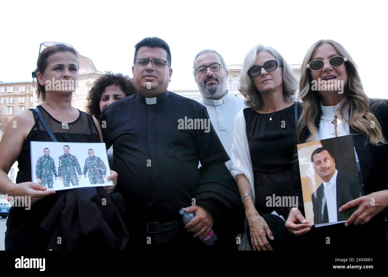 Le famiglie delle vittime di Beirut Port Blast si trovano in Piazza San Pietro dopo l'incontro con il Santo padre, Roma, Italia, agosto 26 2024. La mattina una delegazione delle famiglie delle vittime ha incontrato Papa Francesco e il Cardinale Parolin; hanno partecipato alla messa anche per i loro cari. Il gruppo ha consegnato al Papa una lettera in cui reclamava giustizia per le vittime. Quattro anni dopo l'incidente, avvenuto il 4 agosto 2020, la verità su quello che è successo non è ancora stata chiarita. Il Santo padre si è Unito alle famiglie nel chiedere giustizia e verità. (Foto di Elisa Gestri/Sipa USA) Foto Stock