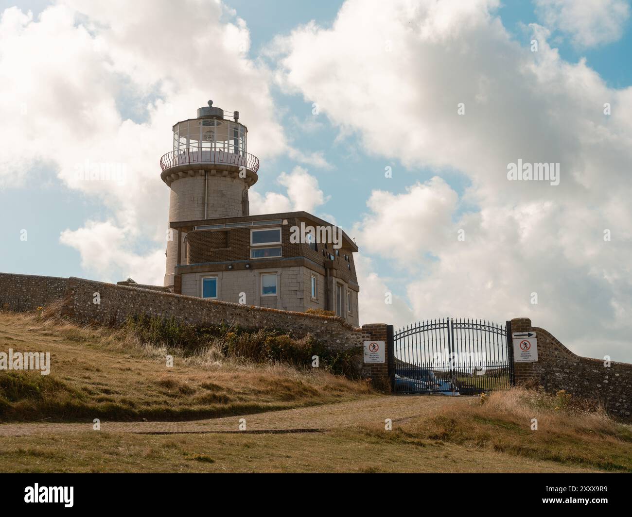 Seaford - Eastbourne - Regno Unito - 2024.08.25: Vista tranquilla di un paesaggio di campagna con faro Belle Tout Foto Stock