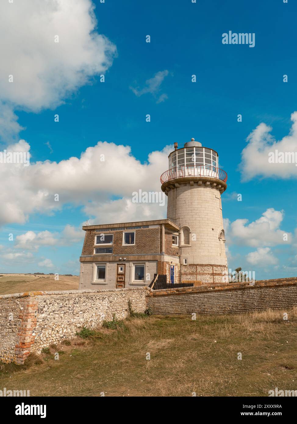 Seaford - Eastbourne - Regno Unito - 2024.08.25: Vista tranquilla di un paesaggio di campagna con faro Belle Tout Foto Stock