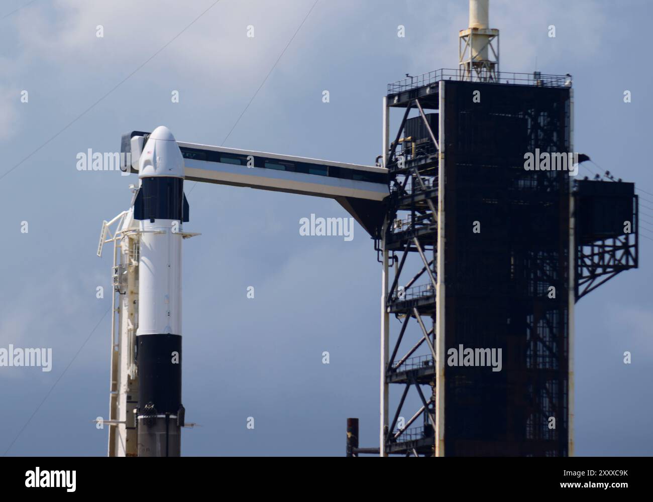 Merritt Island, Florida, Stati Uniti. 26 agosto 2024. Una navicella spaziale SpaceX Dragon si trova sulla cima di un razzo Falcon 9 nel complesso di lancio 39A del Kennedy Space Center della NASA prima del lancio programmato Polaris Dawn il 26 agosto 2024, a Merritt Island, Florida. L'equipaggio di Polaris Dawn trascorrerà cinque giorni in orbita a bordo della navicella spaziale Dragon per raggiungere la più alta altitudine dell'orbita terrestre, più lontano di quanto abbiano volato gli astronauti dall'Apollo 17. Crediti: ZUMA Press, Inc./Alamy Live News Foto Stock