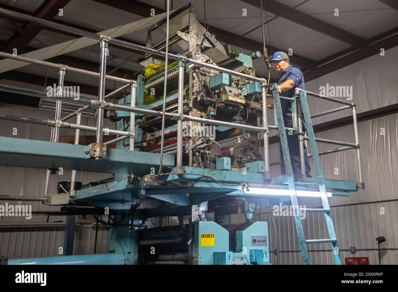 Liberal, Kansas - Dimas Diaz lavora sulla stampa presso il leader & Times. Oltre al proprio giornale, l'azienda stampa settimanalmente giornali comunitari Foto Stock