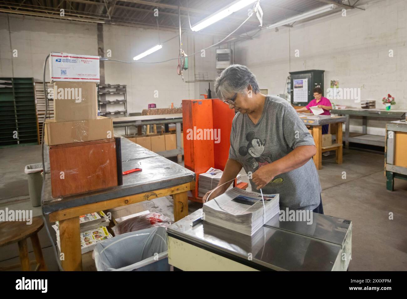 Liberal, Kansas - Lisa Diaz raggruppa copie della Kiowa County (Colorado) Independent. The Independent è uno dei tanti giornali locali di quattro stati Foto Stock