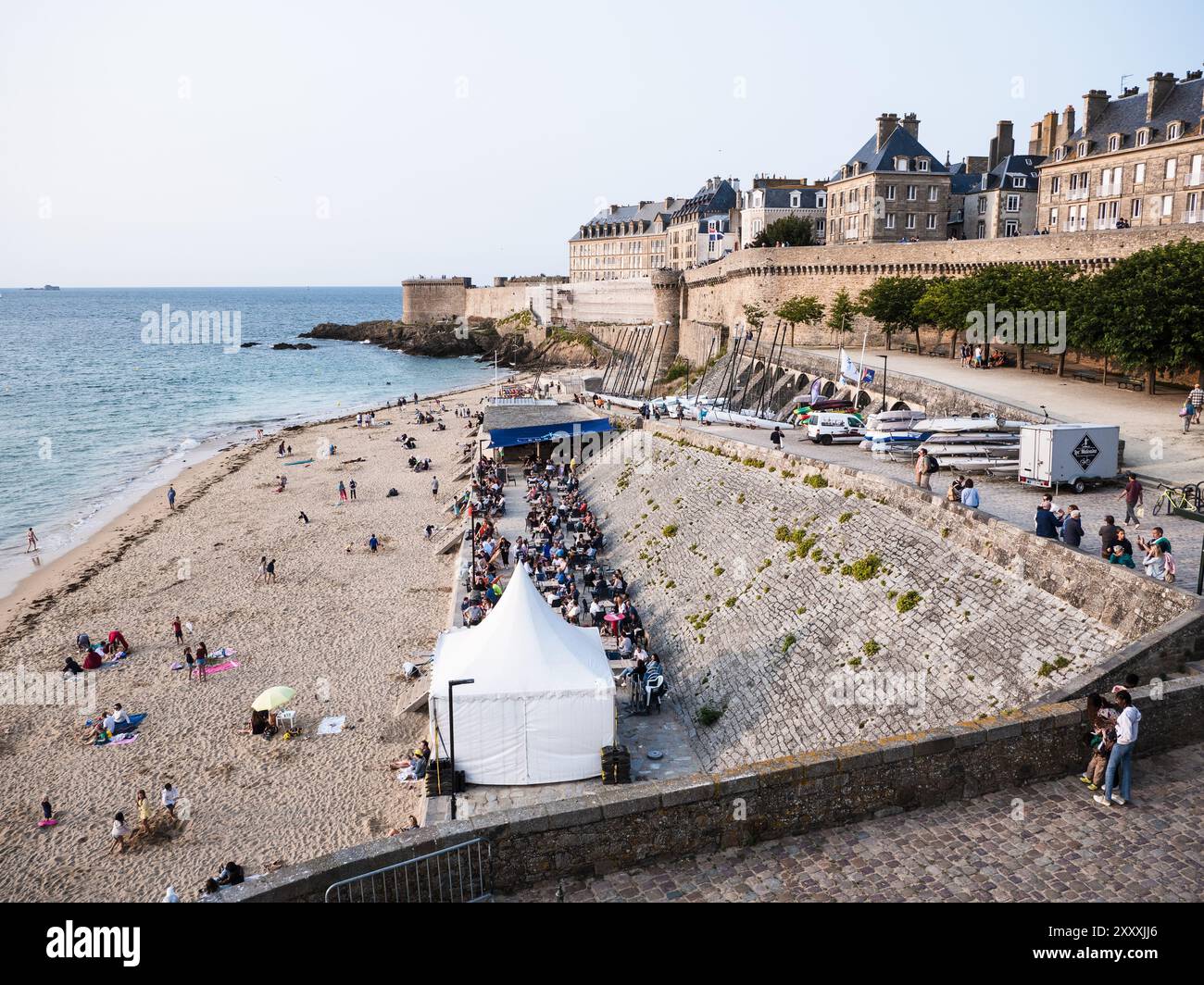 Saint Malo, Francia; 18 agosto 2024: Saint Malo Intra Muros Beach Foto Stock