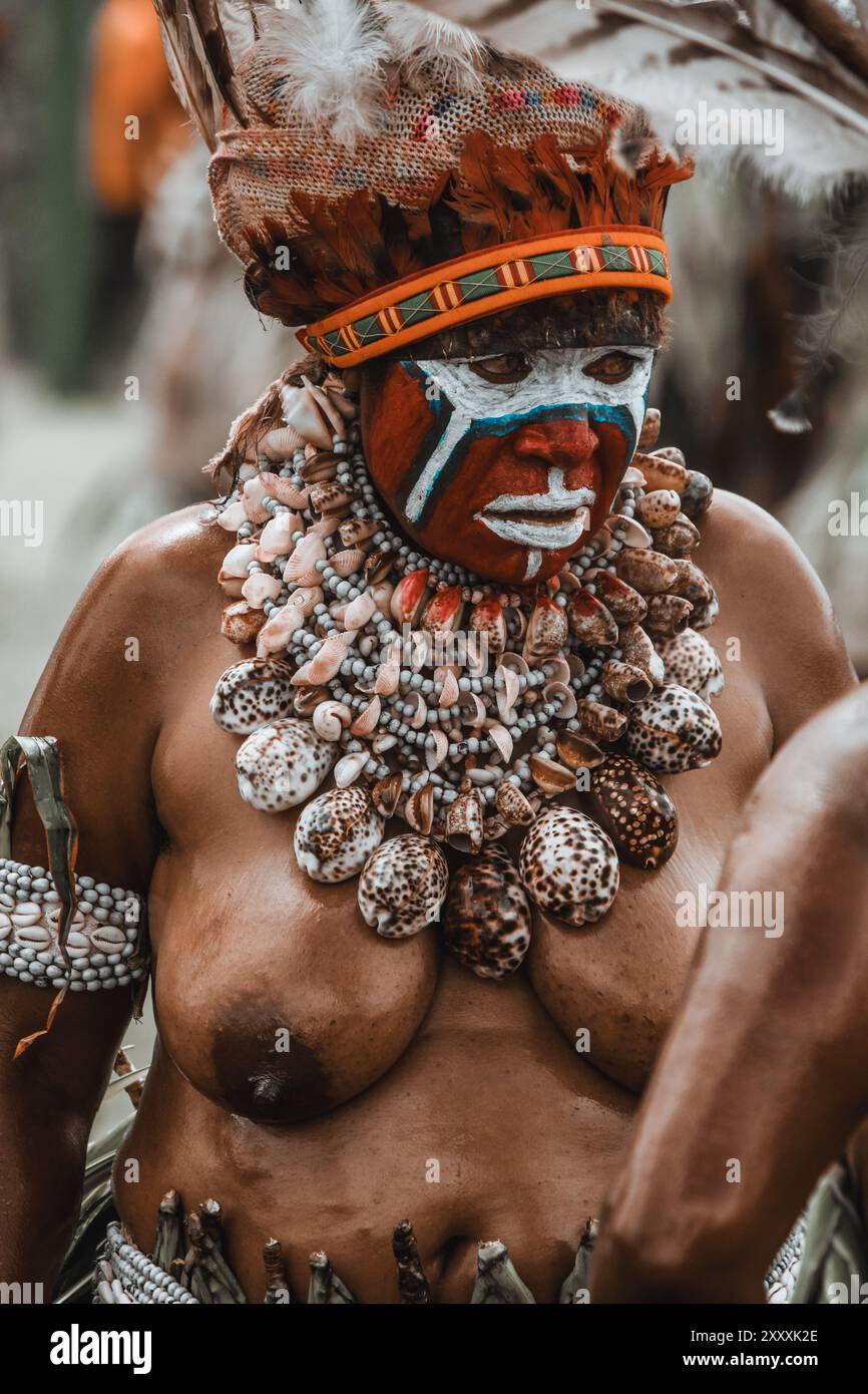 Vibranti espressioni della cultura delle Highlands: Donne adornate con splendidi colori per il viso, che celebrano le ricche tradizioni della Papua nuova Guinea. Foto Stock