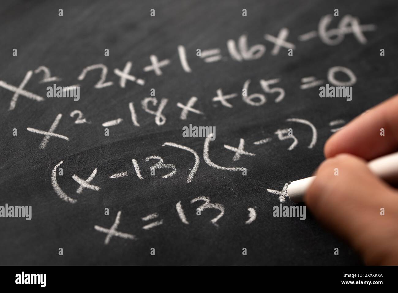 Formula matematica dell'algebra scritta sulla lavagna Foto Stock