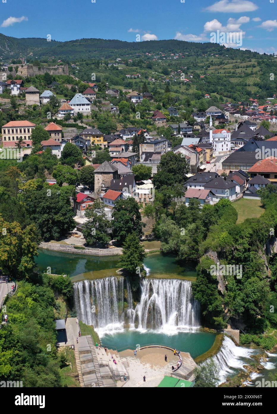 07.07.2024 Bosnien und Herzegowina Jajce auch Jaice Luftbild Luftaufnahme Ansicht Sehenswürdigkeit Ausflugsziel Ausflugstipp Jaice Jajce Pliva Wasserfall Kanton Zentralbosnien. *** 07 07 2024 Bosnia ed Erzegovina Jajce Anch Jaice Vista aerea punto di interesse Vista aerea destinazione dell'escursione Punta dell'escursione Jaice Jajce cascata Pliva Canton Bosnia centrale Foto Stock