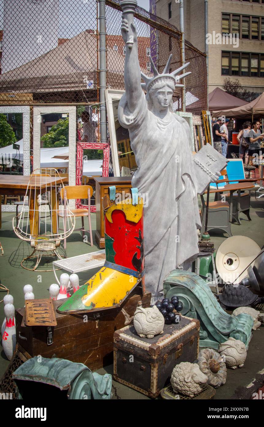 In tutta la città di New York si possono trovare repliche di statue della libertà in varie dimensioni e colori. Foto Stock