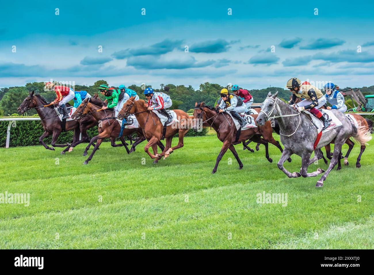 Impressione della corsa di cavalli "Henkel Preis der Diana" del 2024 a Düsseldorf, la seconda corsa di cavalli più ricca della Germania dopo il "Deutsches Derby" di Amburgo Foto Stock